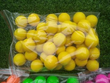 Leuchtstoffgolfbälle der Leuchtstoffgolfballgolfbälle im schwarzen Licht (Glühen in UV) fournisseur