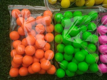 Leuchtstoffgolfbälle der Leuchtstoffgolfballgolfbälle im schwarzen Licht (Glühen in UV) fournisseur