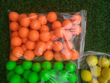 Leuchtstoffgolfbälle der Leuchtstoffgolfballgolfbälle im schwarzen Licht (Glühen in UV) fournisseur