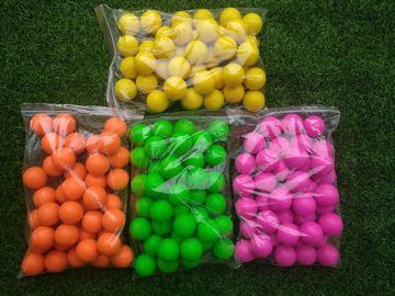 Leuchtstoffgolfbälle der Leuchtstoffgolfballgolfbälle im schwarzen Licht (Glühen in UV) fournisseur